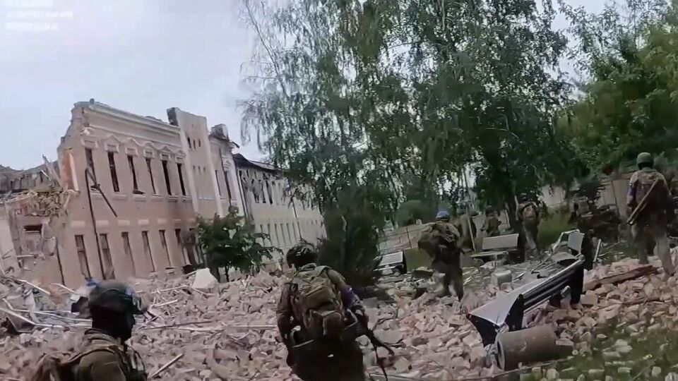 Українські військові на відео проводять зачистку у Вовчанську від російських окупантів