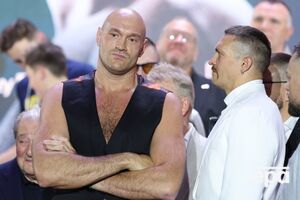 Ф'юрі демонстративно дивився не в бік Усика, а на глядачів