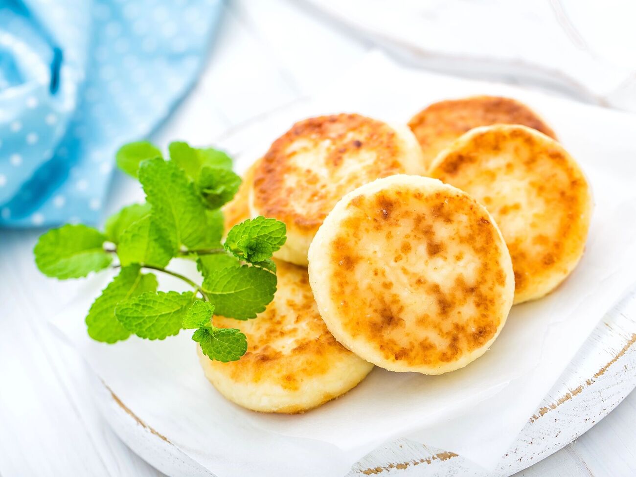 Слегка обжарьте сырники на сковороде с двух сторон, а затем запеките в духовке в течение 20 минут