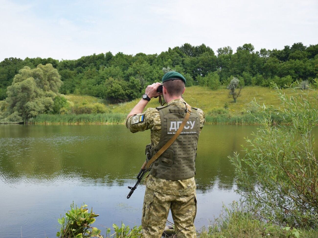 Український прикордонник застосував зброю під час спроби затримати порушника і, за версією слідства, застрелив його
