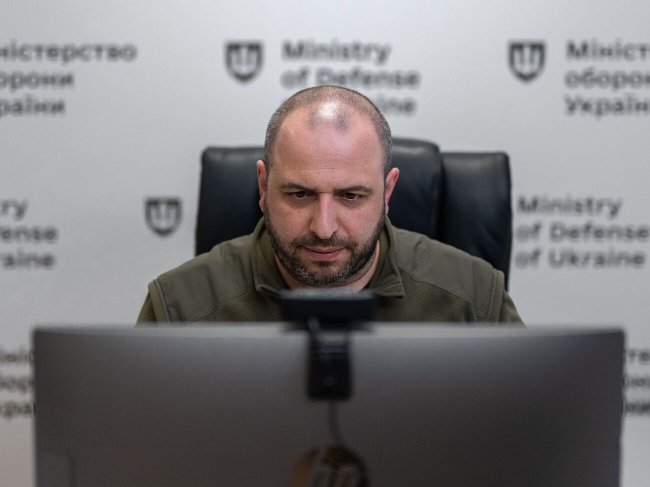 Україна тримає оборону у війні проти РФ, але зброя надходить із запізненням, зазначив Умєров