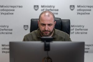 Україна тримає оборону у війні проти РФ, але зброя надходить із запізненням, зазначив Умєров