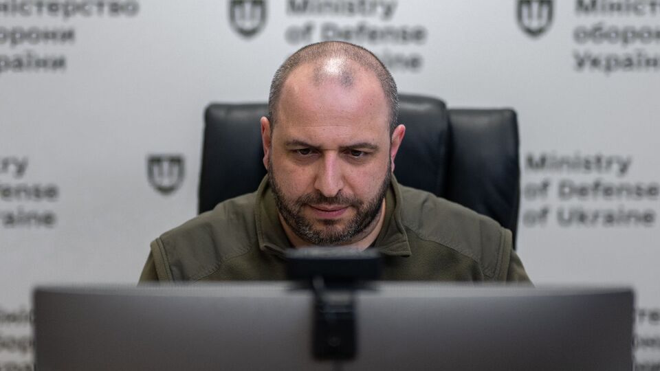 Украина держит оборону в войне против РФ, но оружие поступает с опозданием, отметил Умеров