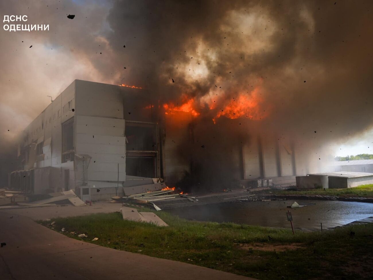 В Одеському районі на місці влучання однієї з російських ракет виникла сильна пожежа, зазначали в ОВА
