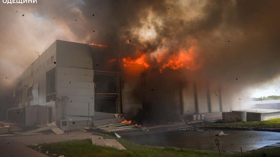 В Одеському районі на місці влучання однієї з російських ракет виникла сильна пожежа, зазначали в ОВА