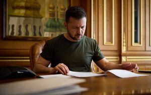 Зеленський (на фото) 17 травня провів телефонну розмову із прем'єром Словенії Голобом