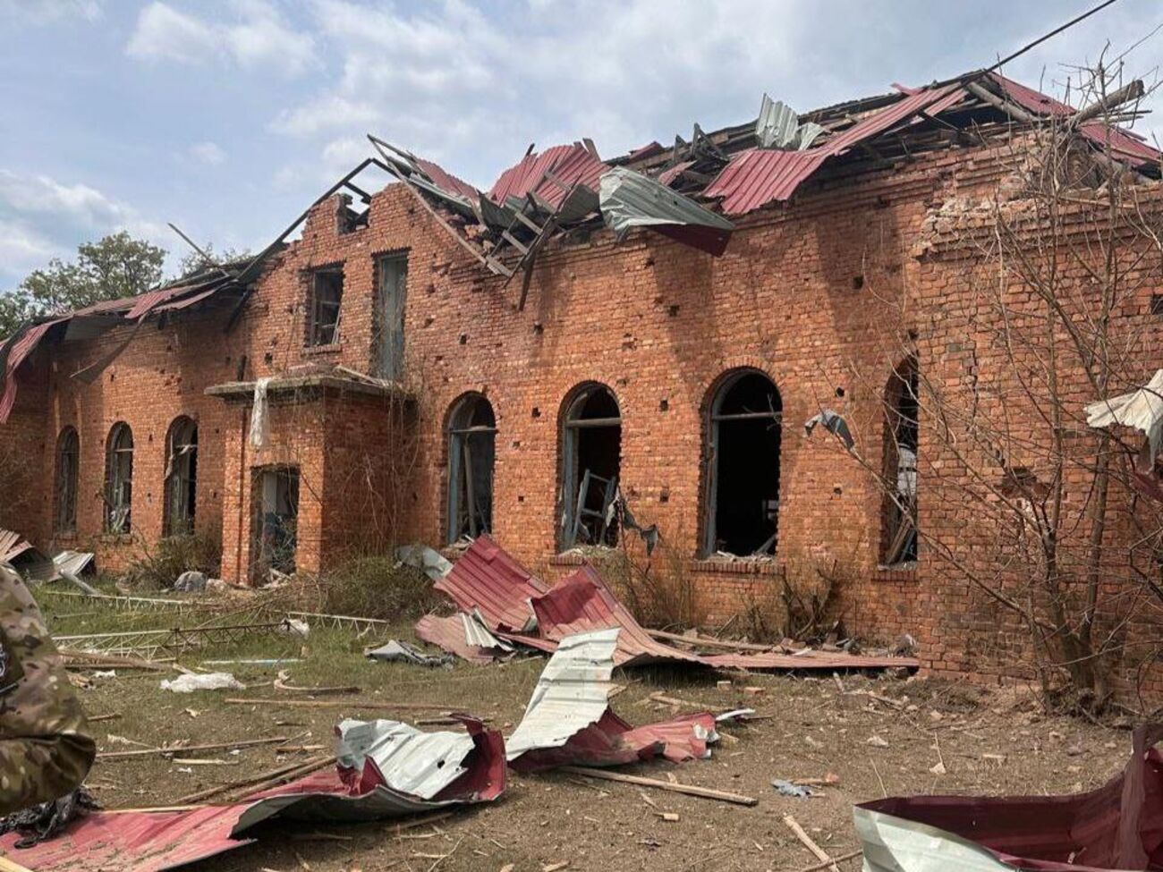 Загалом за добу росіяни 16 разів обстріляли населені пункти Донецької області