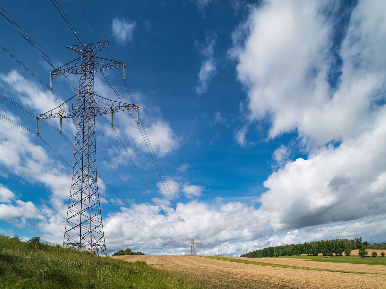 Стоимость электроэнергии для населения могут поднять уже с июня до 5 грн/кВт-ч