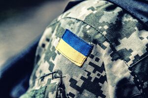 Унаслідок нападу військовослужбовець ТЦК та СП дістав ножове поранення руки, зазначили в Сухопутних військах ЗСУ