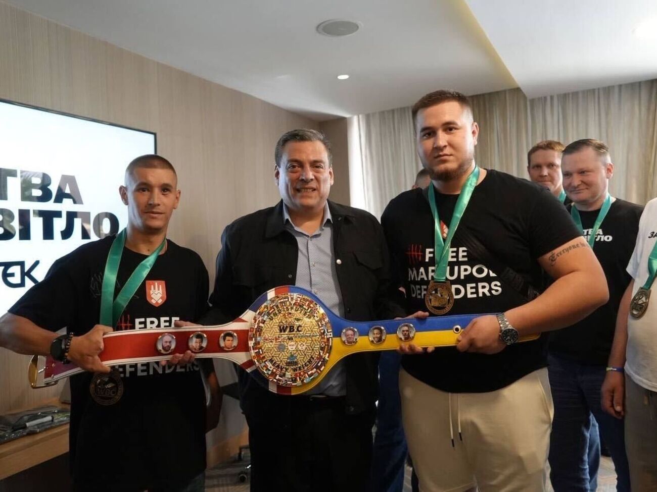 Сулейман вручил украинским героям памятные медали от WBC