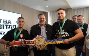 Сулейман вручил украинским героям памятные медали от WBC