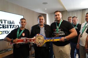 Сулейман вручил украинским героям памятные медали от WBC