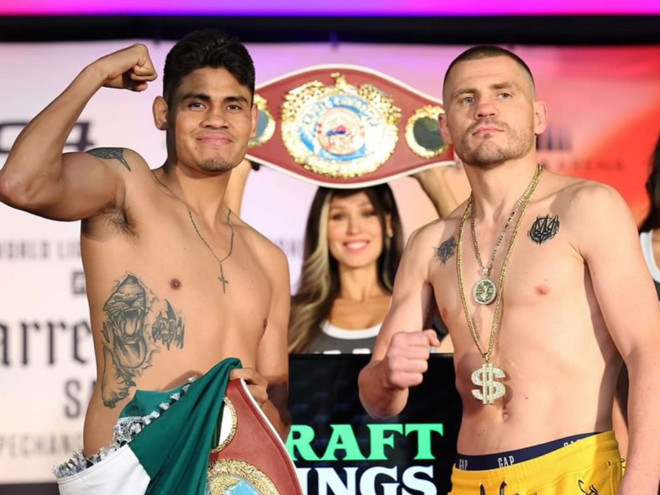 Беринчик (справа) победил Наваррете и стал чемпионом мира по боксу по версии WBO в легком весе