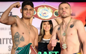 Берінчик (праворуч) переміг Наваррете і став чемпіоном світу з боксу WBO у легкій вазі