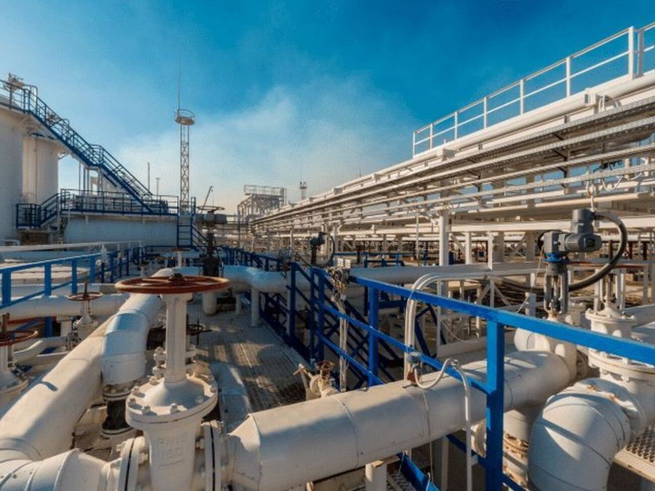 В РФ сообщили о прилетах по очередному НПЗ