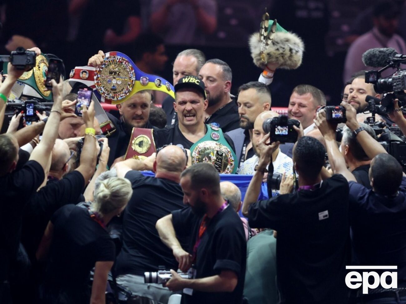 Усик решением судей победил Фьюри и объединил чемпионские пояса