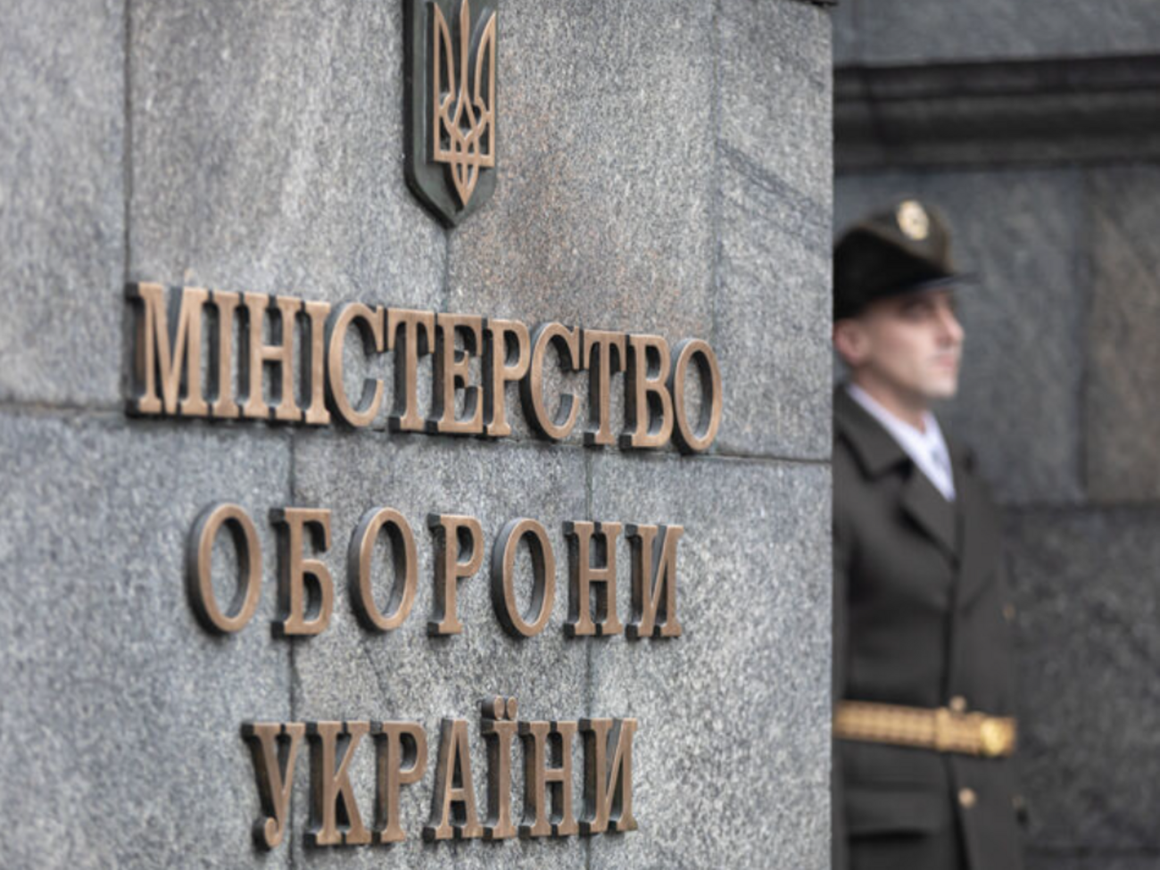 В Минобороны указали, что повестка считается законно врученной человеку лишь в случае, если он лично расписался в ее получении