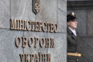 У Міноборони вказали, що повістку вважають законно врученою людині лише в разі, якщо вона особисто підписалася щодо її отримання