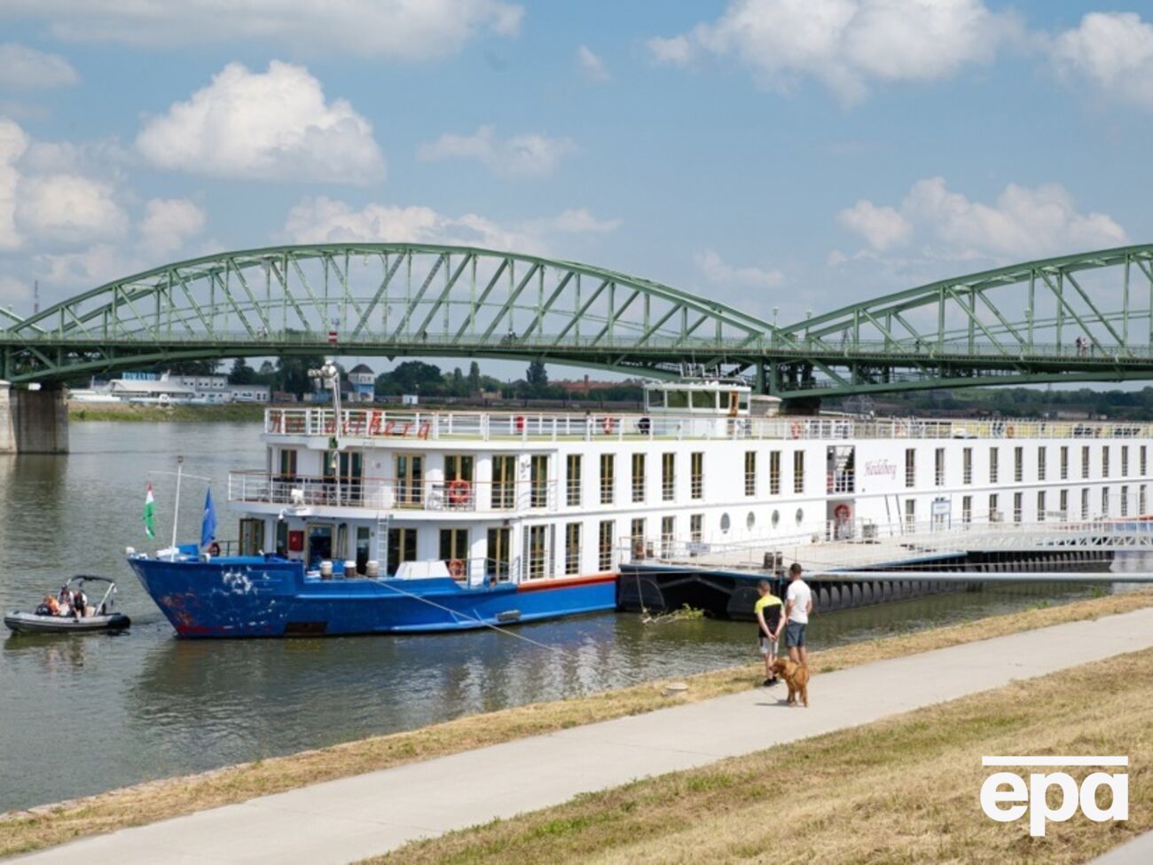 Річковий круїзний лайнер зупинили біля міста Комаром, він мав пошкодження корпусу з одного боку, зазначили в поліції