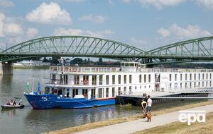 Річковий круїзний лайнер зупинили біля міста Комаром, він мав пошкодження корпусу з одного боку, зазначили в поліції