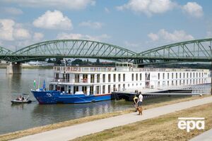 Речной круизный лайнер остановили у города Комаром, он имел повреждение корпуса с одной стороны, отметили в полиции