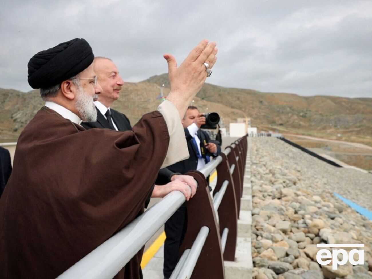 Раиси возвращался после открытия плотины на границе с Азербайджаном