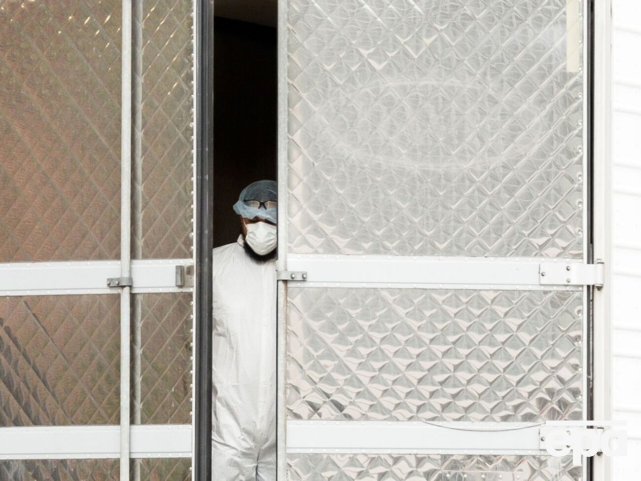 В материале Reuters отметили, что родственников умерших иногда находят, но они не забирают тела