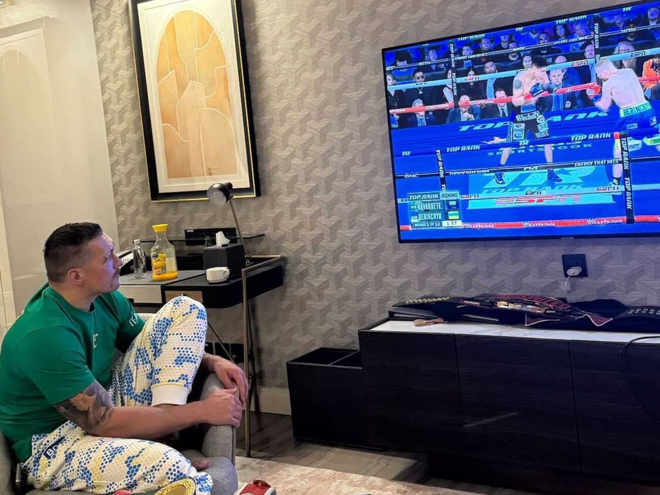 Усик (на фото) после победы над Фьюри смотрел бой Беринчика