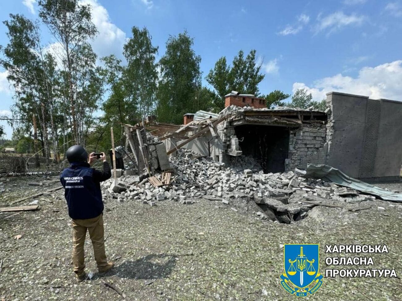 У Вовчанську й населених пунктах громади через обстріли РФ знищено житлові будинки, лікарні, об'єкти інфраструктури, зазначили в прокуратурі