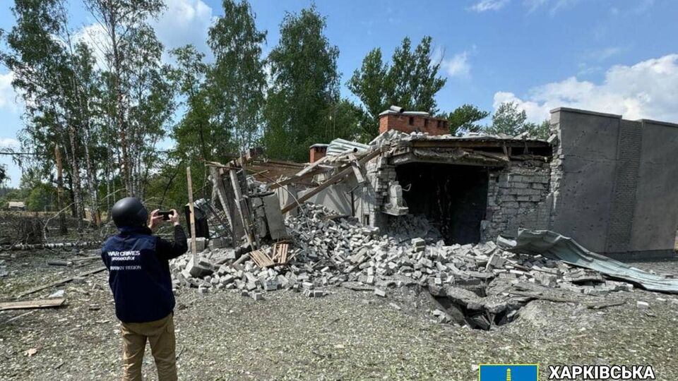 У Вовчанську й населених пунктах громади через обстріли РФ знищено житлові будинки, лікарні, об'єкти інфраструктури, зазначили в прокуратурі