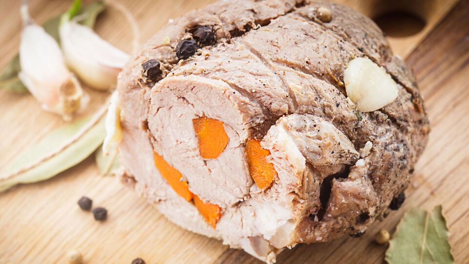 Мясо можно подавать как горячим, так и холодным