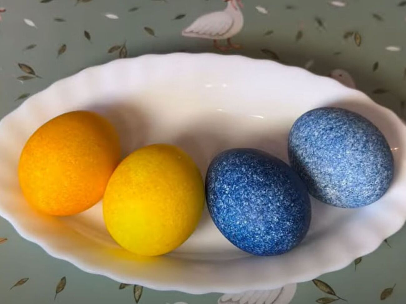 Перед окрашиванием яиц краситель нужно растворить в воде и добавить к нему уксус