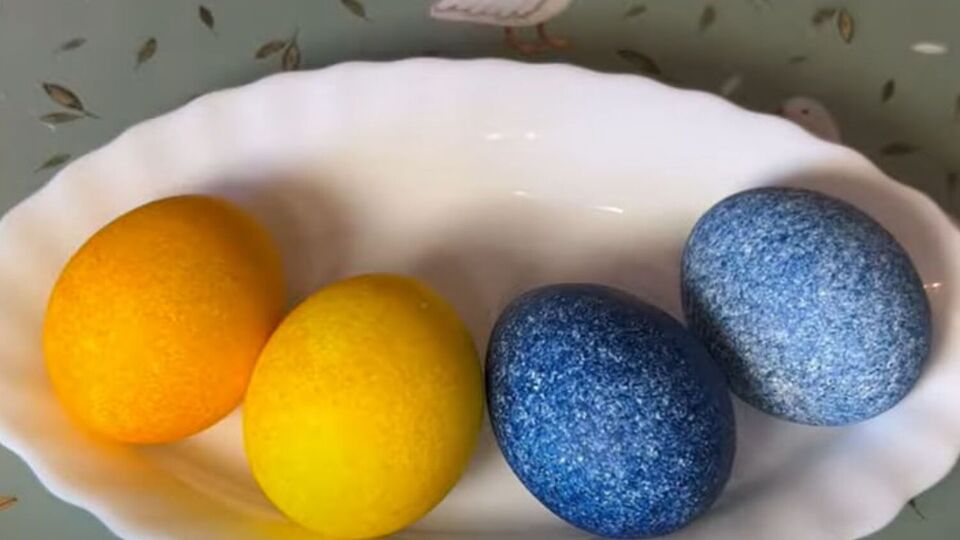 Перед окрашиванием яиц краситель нужно растворить в воде и добавить к нему уксус