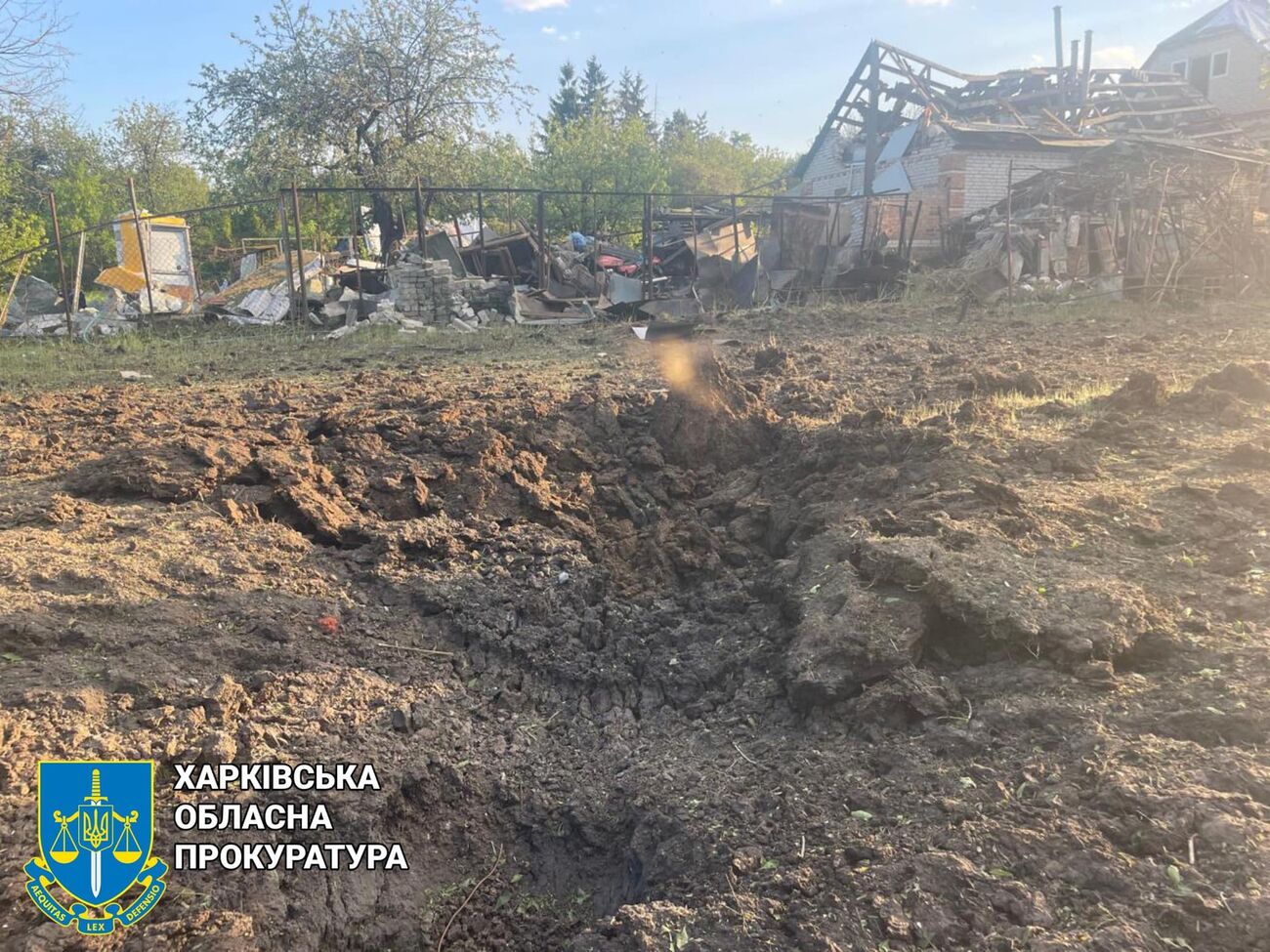 Одна бомба в Дергачах ударила в землю, друга – біля спортклубу, уточнив Синєгубов