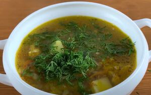 Для приготування бульйону блогерка рекомендує використовувати курячі стегна