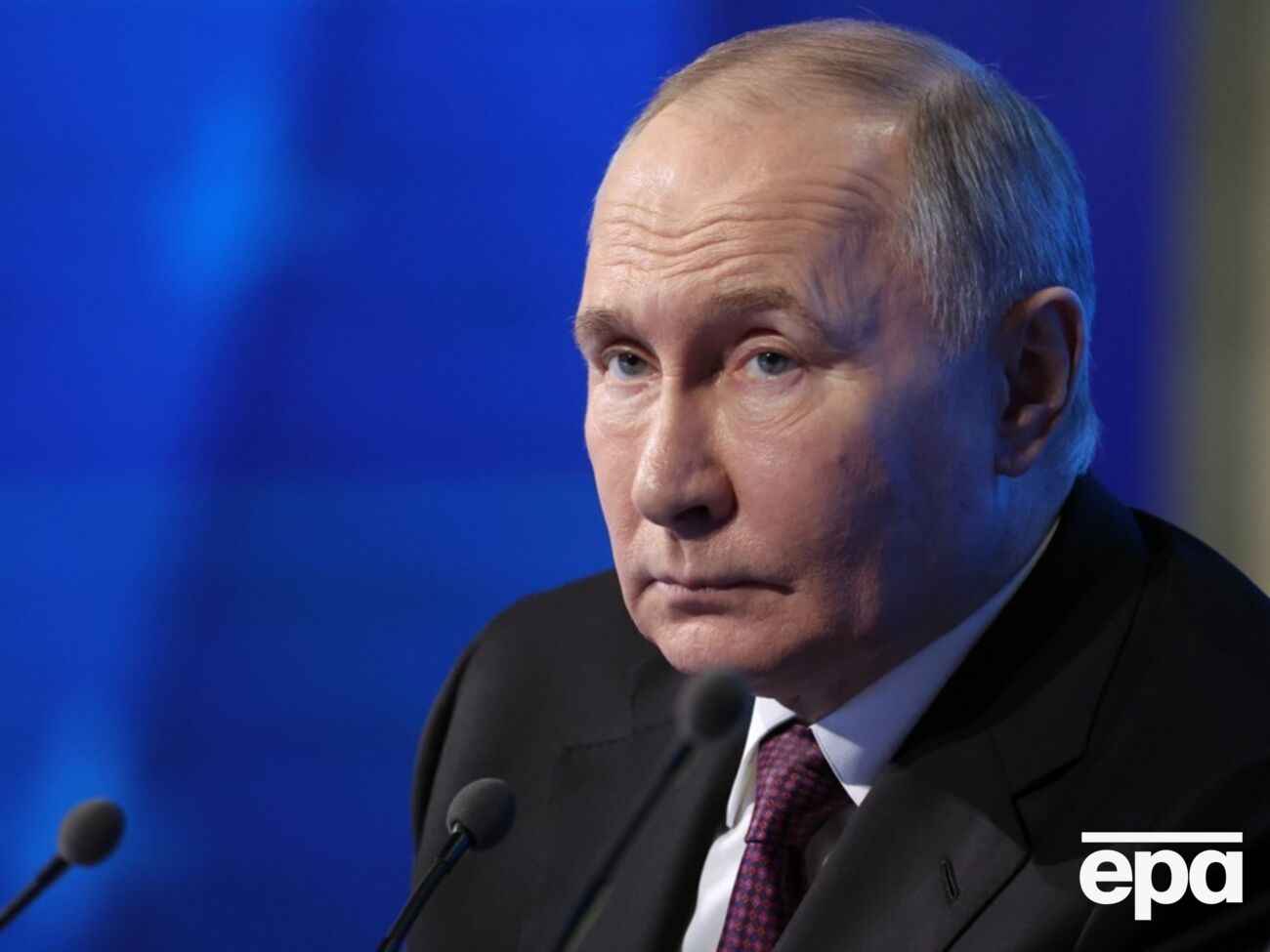 Путин обозлился, в частности, из-за эпизода в книге, который показывает его мелочность и обидчивость, считает Белтон