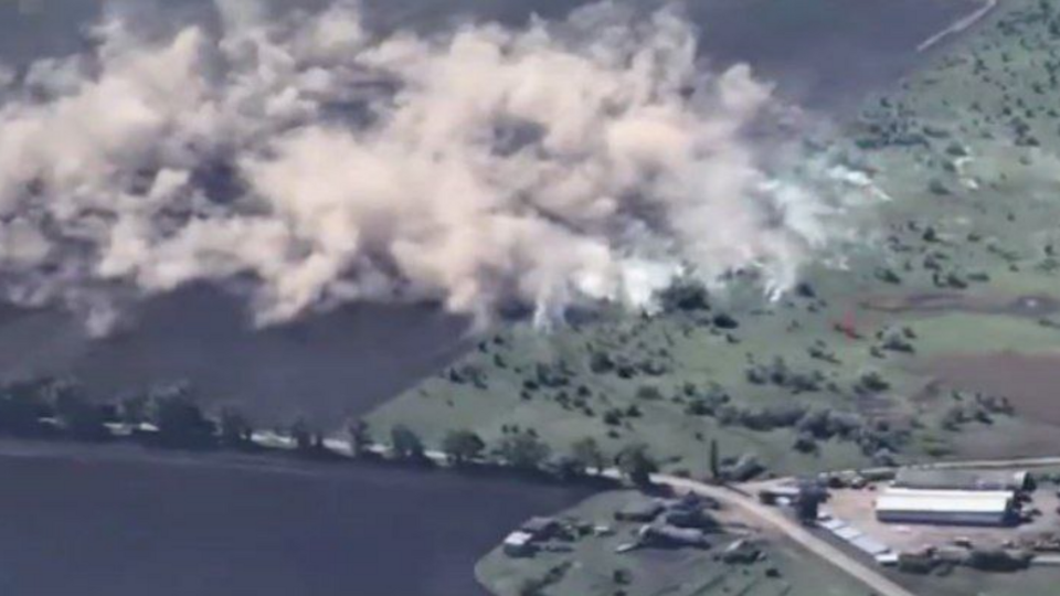 Площадь разлета кассетных боеприпасов позволяет экспертам утверждать, что были применены ATACMS, а не GMLRS или другие типы боеприпасов