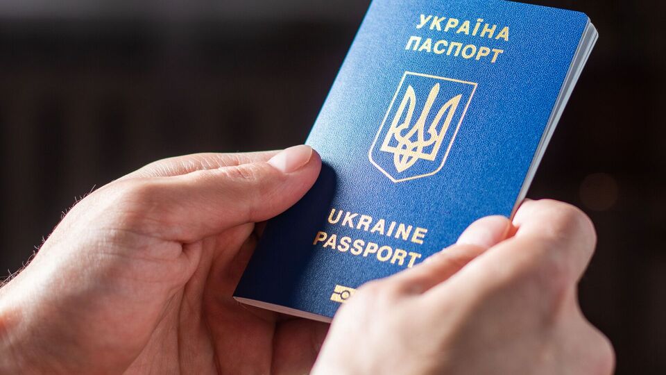 Украинцы призывного возраста пока не могут оформить документы за границей