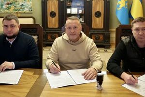 Гринкевич (в центре) находится под арестом