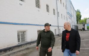 Экскурсию по изолятору Гордону провел первый заместитель начальника Лукьяновского СИЗО Евсеенков