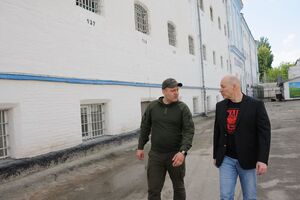 Екскурсію ізолятором Гордону провів перший заступник начальника Лук'янівського СІЗО Євсеєнков