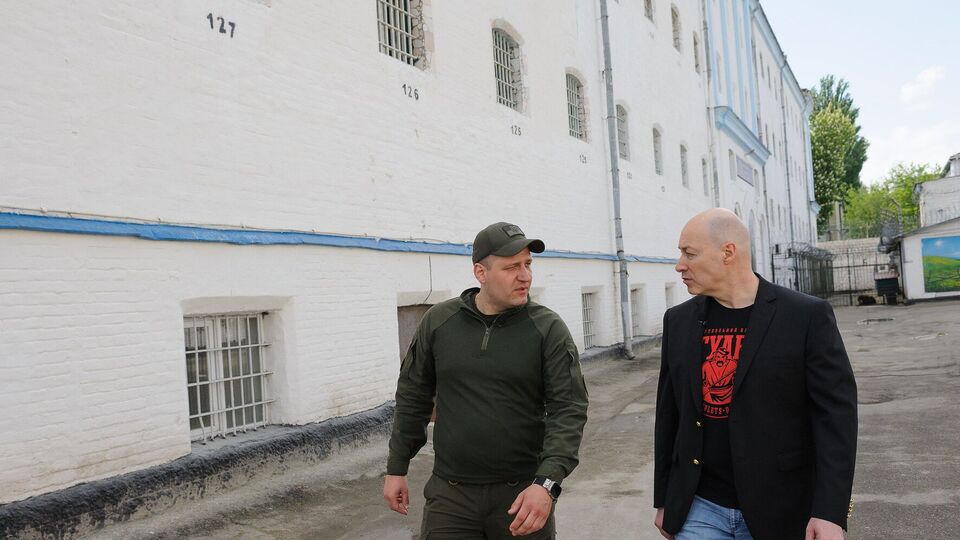 Экскурсию по изолятору Гордону провел первый заместитель начальника Лукьяновского СИЗО Евсеенков