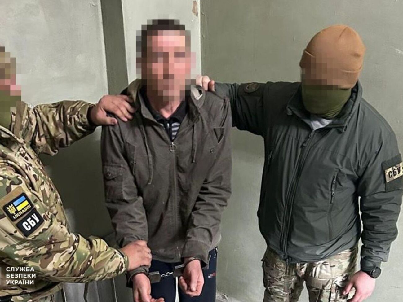 Сотрудники СБУ задержали фигуранта в его собственном доме