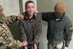 Сотрудники СБУ задержали фигуранта в его собственном доме