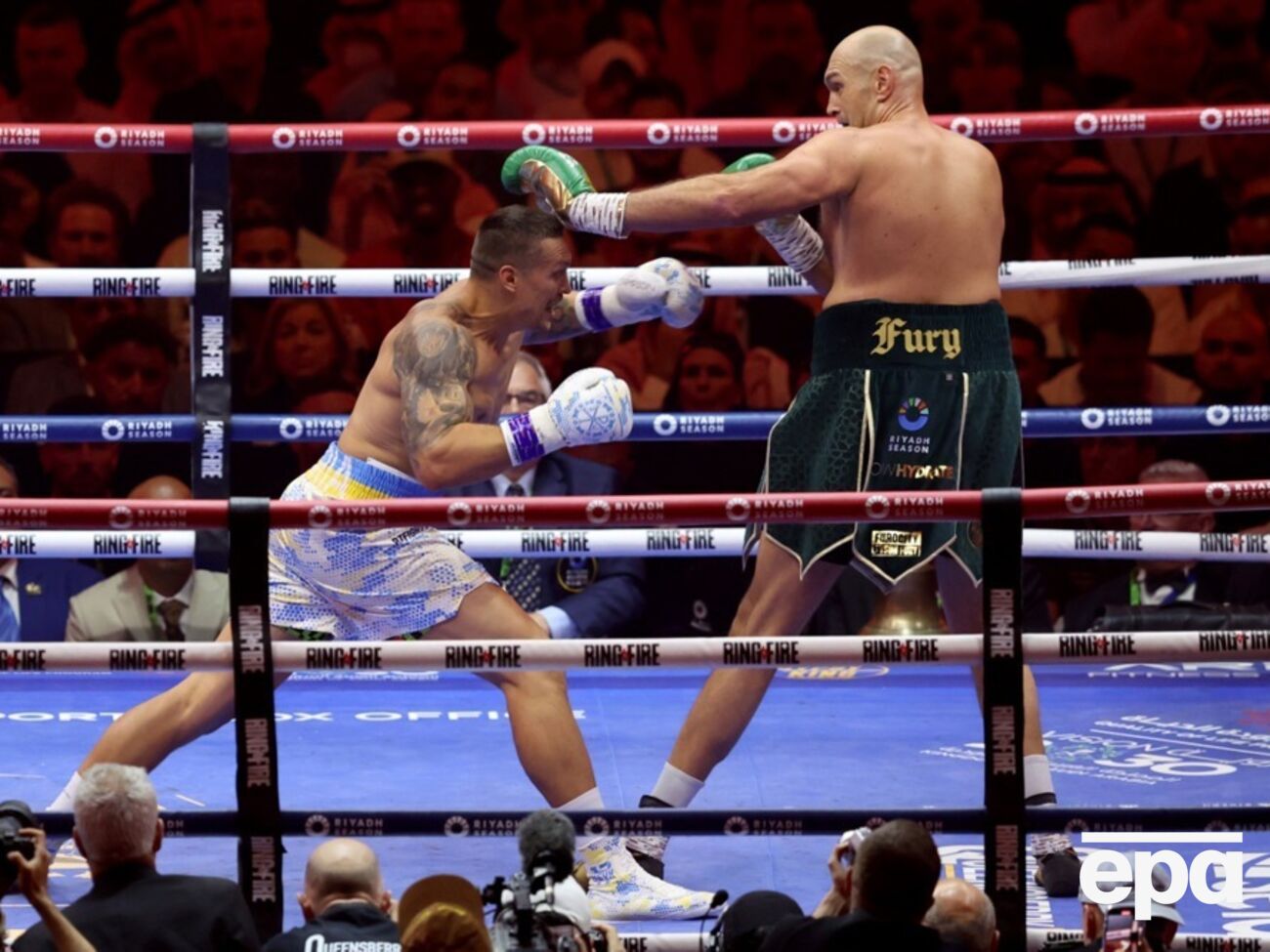 Усик (слева) смог переломить ход не совсем удачно складывавшегося для него поединка с Фьюри