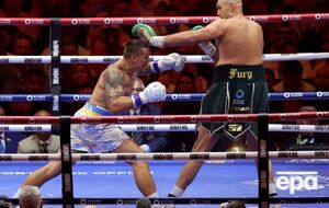 Усик (слева) смог переломить ход не совсем удачно складывавшегося для него поединка с Фьюри