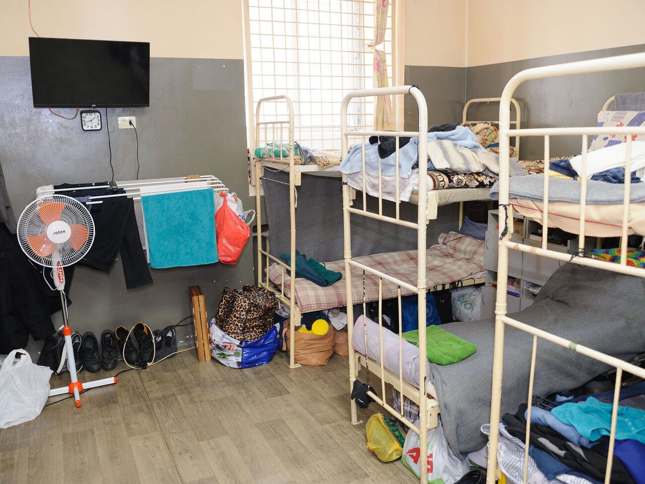 Платные камеры, общие по 20 человек, церковь, прачечная и собака из Бахмута. Экскурсия Гордона по Лукьяновскому СИЗО. Фоторепортаж