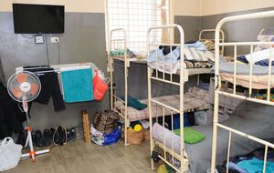 Платные камеры, общие по 20 человек, церковь, прачечная и собака из Бахмута. Экскурсия Гордона по Лукьяновскому СИЗО. Фоторепортаж