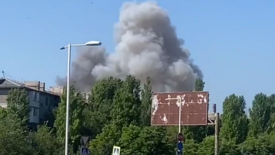 СМИ пишут о попадании в Академию внутренних дел в Луганске, где располагались оккупанты и, возможно, их боекомплект