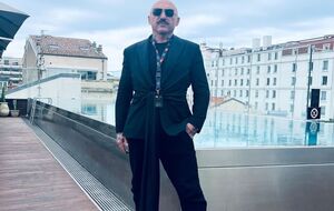 На вопрос журналистов, не опасается ли он репрессий со стороны российского диктатора, Вега заявил, что это Путин должен его опасаться